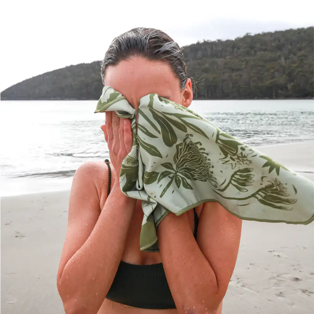 Mont Flora Microfibre Travel Towel - Small - Image 3