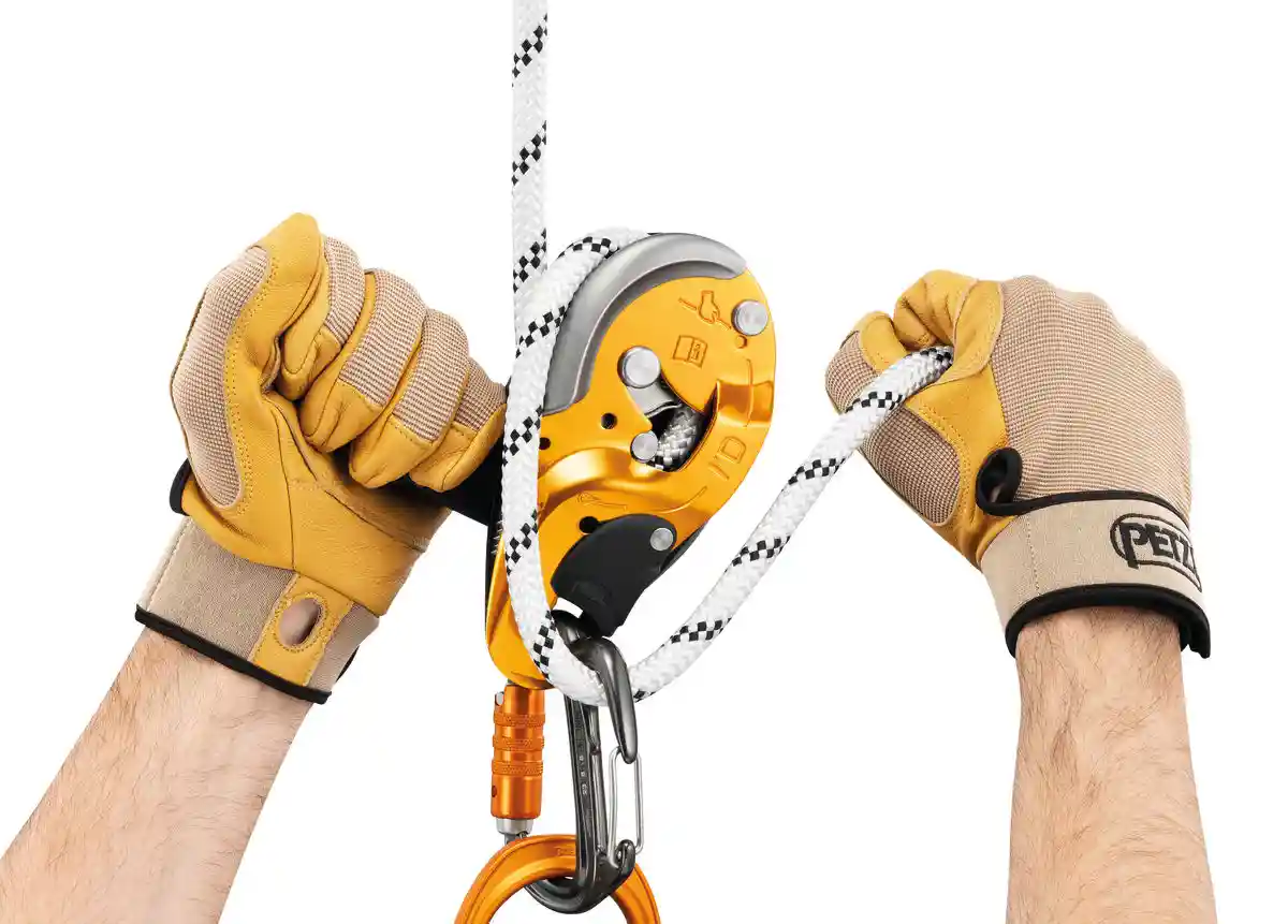 Petzl Freino Z Triact-lock Carabiner with Friction Spur - Image 4